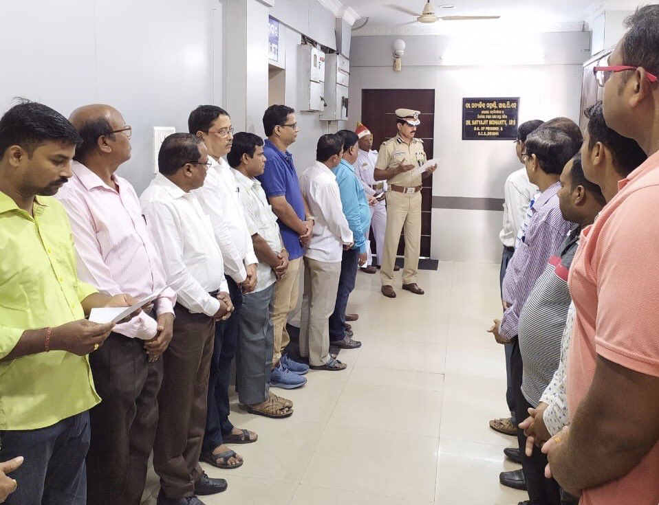 We took oath of integrity at Prisons Hqrs on the occasion of #VigilanceWeek2019 #vigilanceawarenessweek ⁦@OdishaVigilance⁩