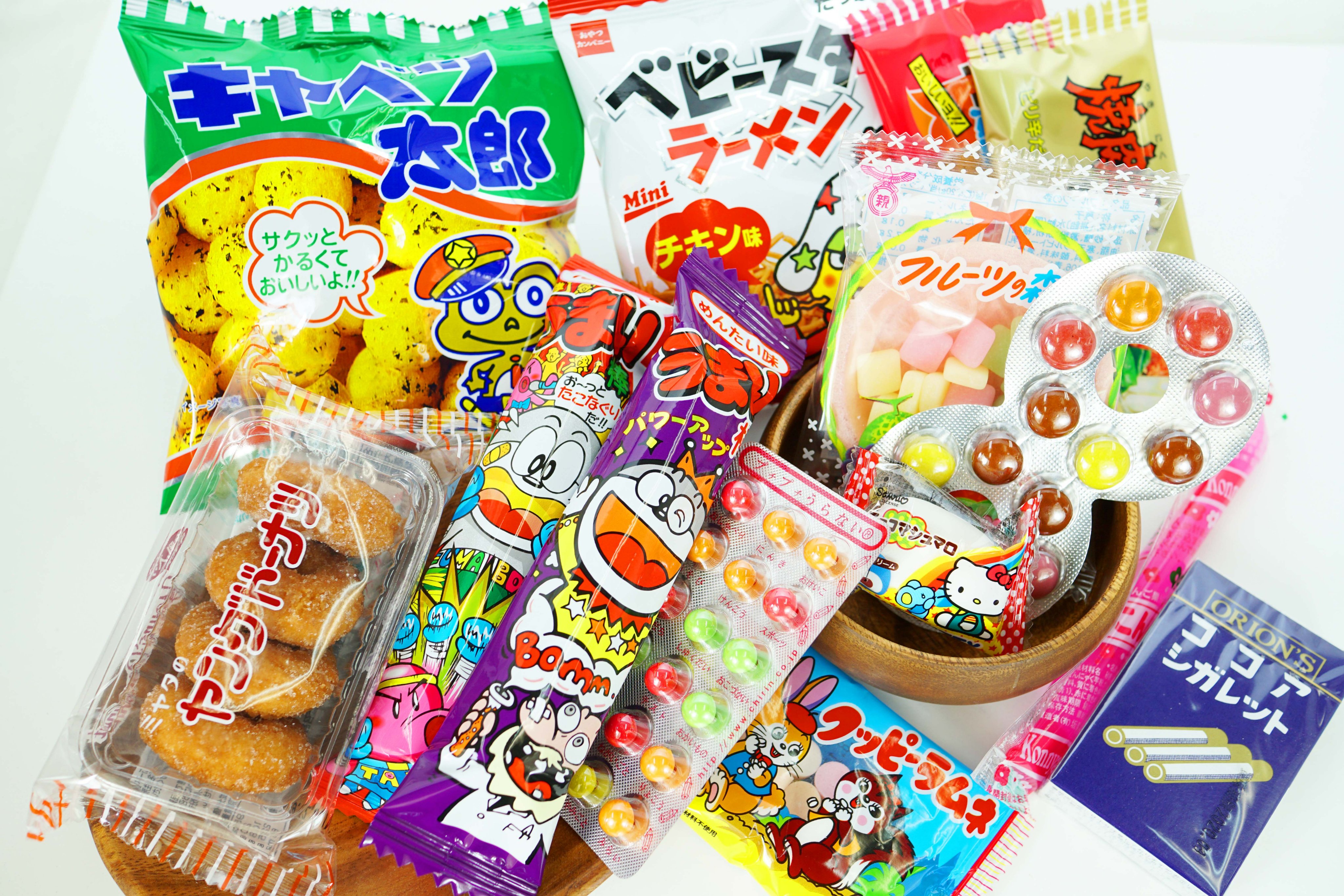 2丁目ひみつ基地 公式 駄菓子 お菓子と景品玩具の卸 問屋 遠足のおやつを自分好みで選んでみました 大人になった今でも子どもの頃と変わらないチョイス ３００円でこれだけ買える駄菓子って スバラシイ 遠足おやつ 300円 駄菓子 堺 駄菓子屋