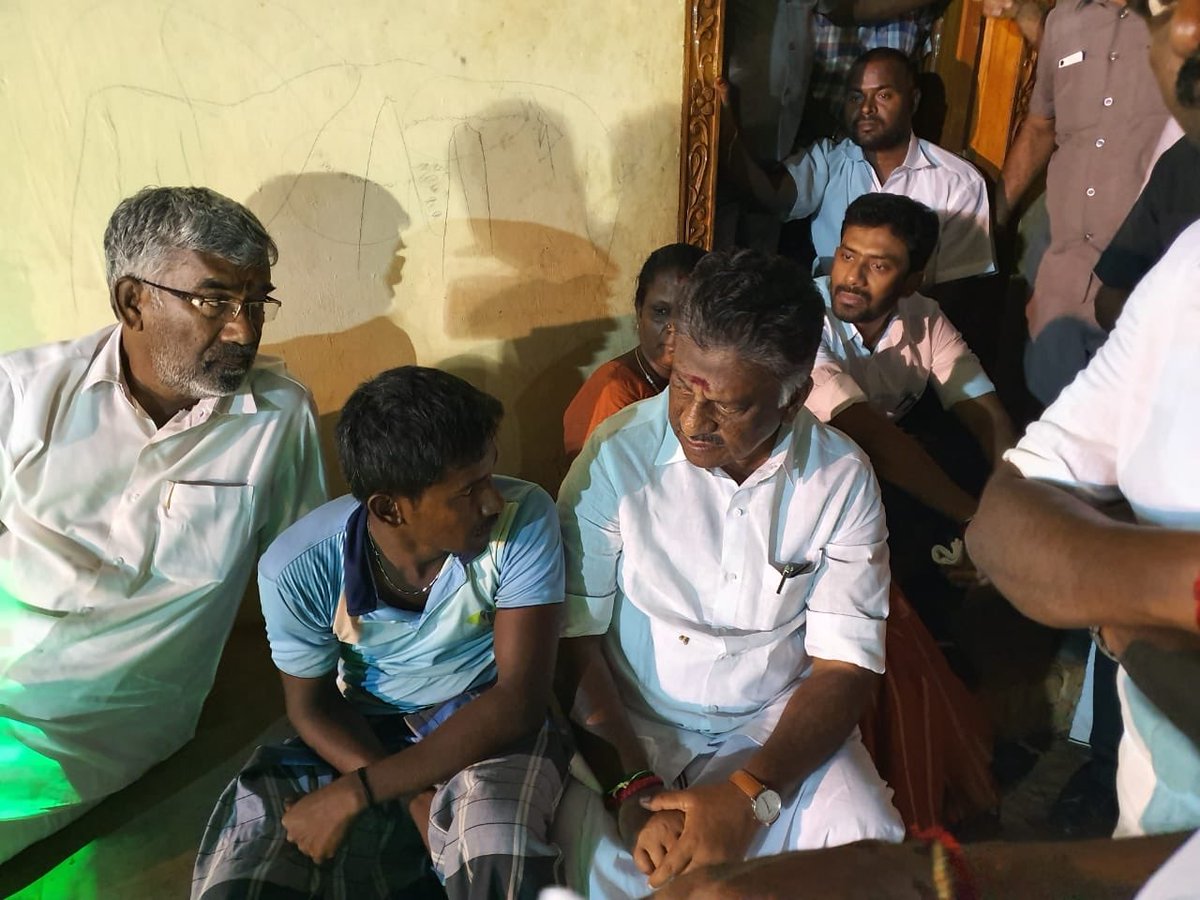 OPRavindhranath's tweet image. திருச்சி நடுக்காட்டுப்பட்டியில் ஆழ்துளை கிணற்றுக்குள் விழுந்த குழந்தை சுர்ஜித்தை மீட்கும் பணிகளை நேரில் சென்று பார்வையிட்டு,
சுர்ஜித்தின் குடும்பத்திற்கு துணை முதலமைச்சர் பன்னீர்செல்வம் மற்றும் நானும் ஆறுதல் தெரிவித்தோம். 
மீண்டு வா சுர்ஜித். 

#SaveSurjith