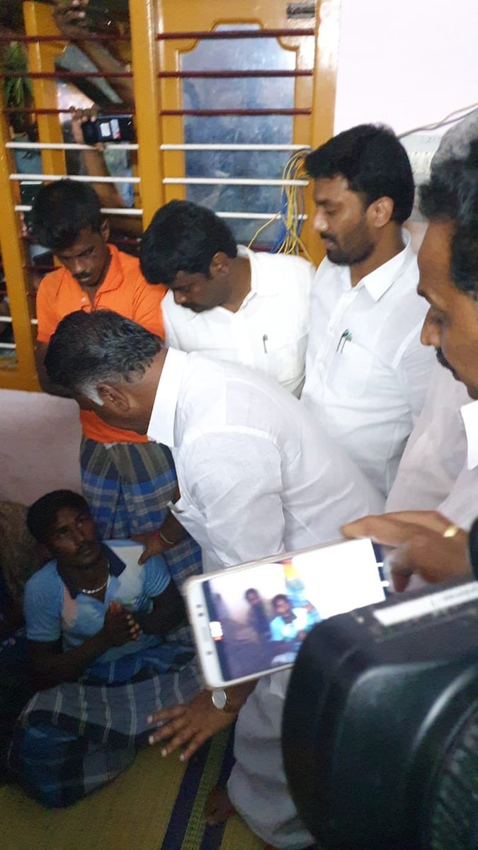 OPRavindhranath's tweet image. திருச்சி நடுக்காட்டுப்பட்டியில் ஆழ்துளை கிணற்றுக்குள் விழுந்த குழந்தை சுர்ஜித்தை மீட்கும் பணிகளை நேரில் சென்று பார்வையிட்டு,
சுர்ஜித்தின் குடும்பத்திற்கு துணை முதலமைச்சர் பன்னீர்செல்வம் மற்றும் நானும் ஆறுதல் தெரிவித்தோம். 
மீண்டு வா சுர்ஜித். 

#SaveSurjith