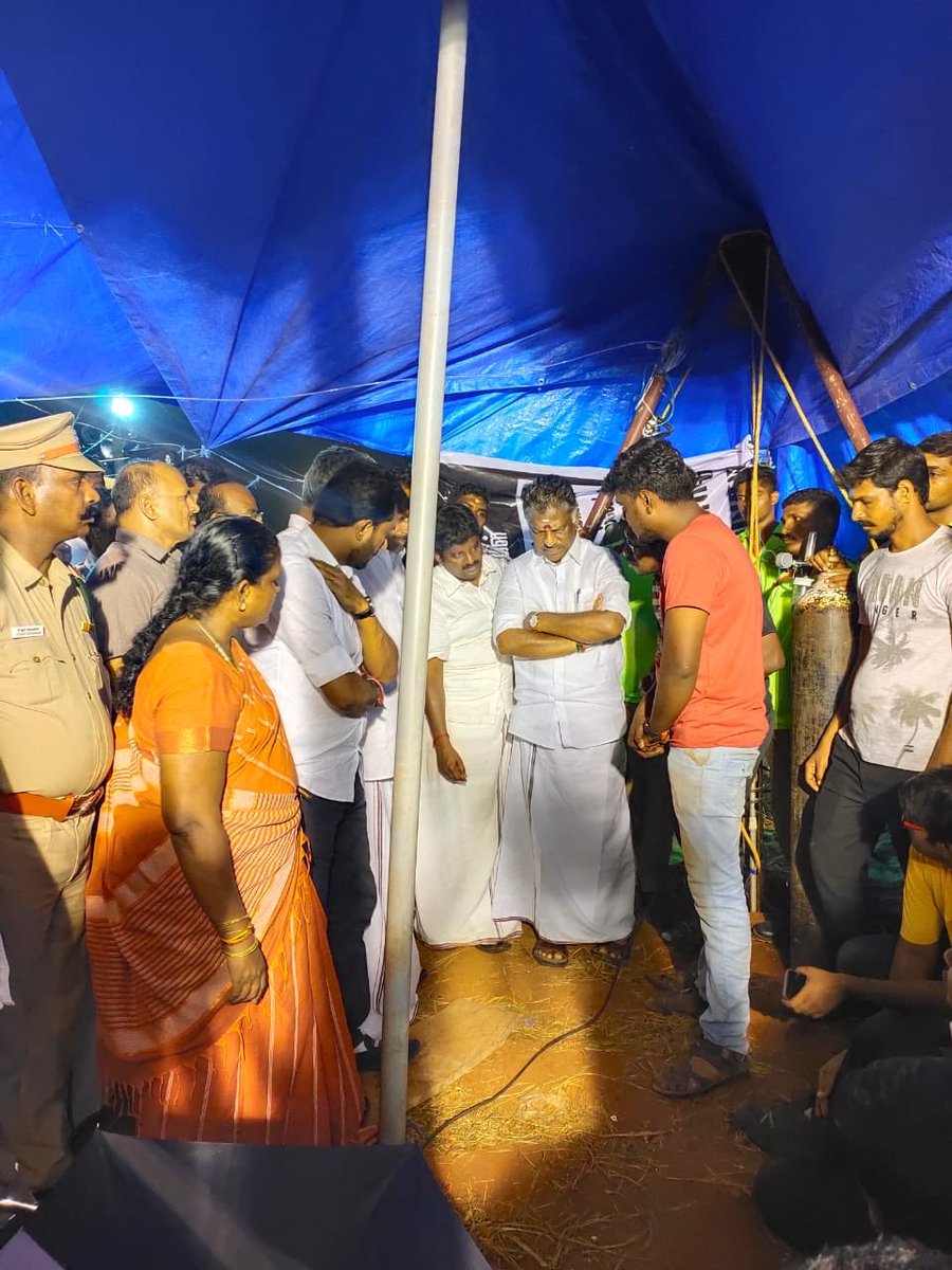 OPRavindhranath's tweet image. திருச்சி நடுக்காட்டுப்பட்டியில் ஆழ்துளை கிணற்றுக்குள் விழுந்த குழந்தை சுர்ஜித்தை மீட்கும் பணிகளை நேரில் சென்று பார்வையிட்டு,
சுர்ஜித்தின் குடும்பத்திற்கு துணை முதலமைச்சர் பன்னீர்செல்வம் மற்றும் நானும் ஆறுதல் தெரிவித்தோம். 
மீண்டு வா சுர்ஜித். 

#SaveSurjith