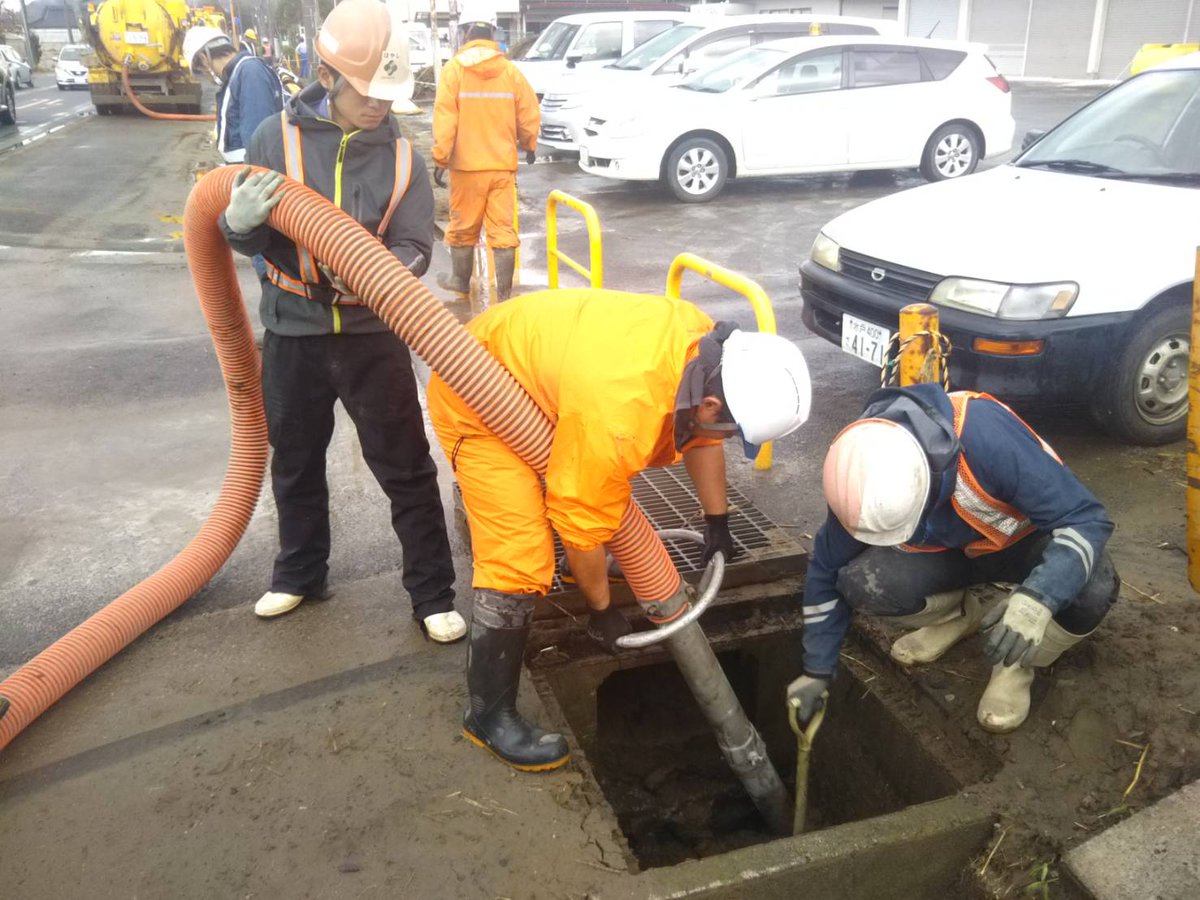 国土交通省 高山国道事務所 On Twitter 茨城 県へ出動している排水管清掃車 散水車は常陸大宮市内で作業中です 側溝内に大量の土砂が詰まっており 作業は難航しておりますが 京都府 山口 県から来ている作業部隊とも協力しながら頑張ります 今日も一日ご安全に