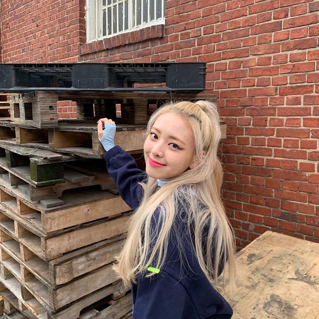 HELLO, i don't know who you are and ur problem too. But cheer up baby! Do you know this sentence "everythings gonna be okay"? ㅋㅋㅋㅋ #Caa_나_여기있어