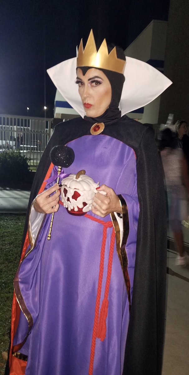 HolladaysHive's tweet photo. Halloween 2019 - Evil meets Cuteness!  Staying in character as The Evil Queen was HARD, but oh so FUN!  Snow White vs The Evil Queen, and even a face off against Maleficent!  @ Dr. Juliet Thorner Elementary https://t.co/LcNdrMWGQk