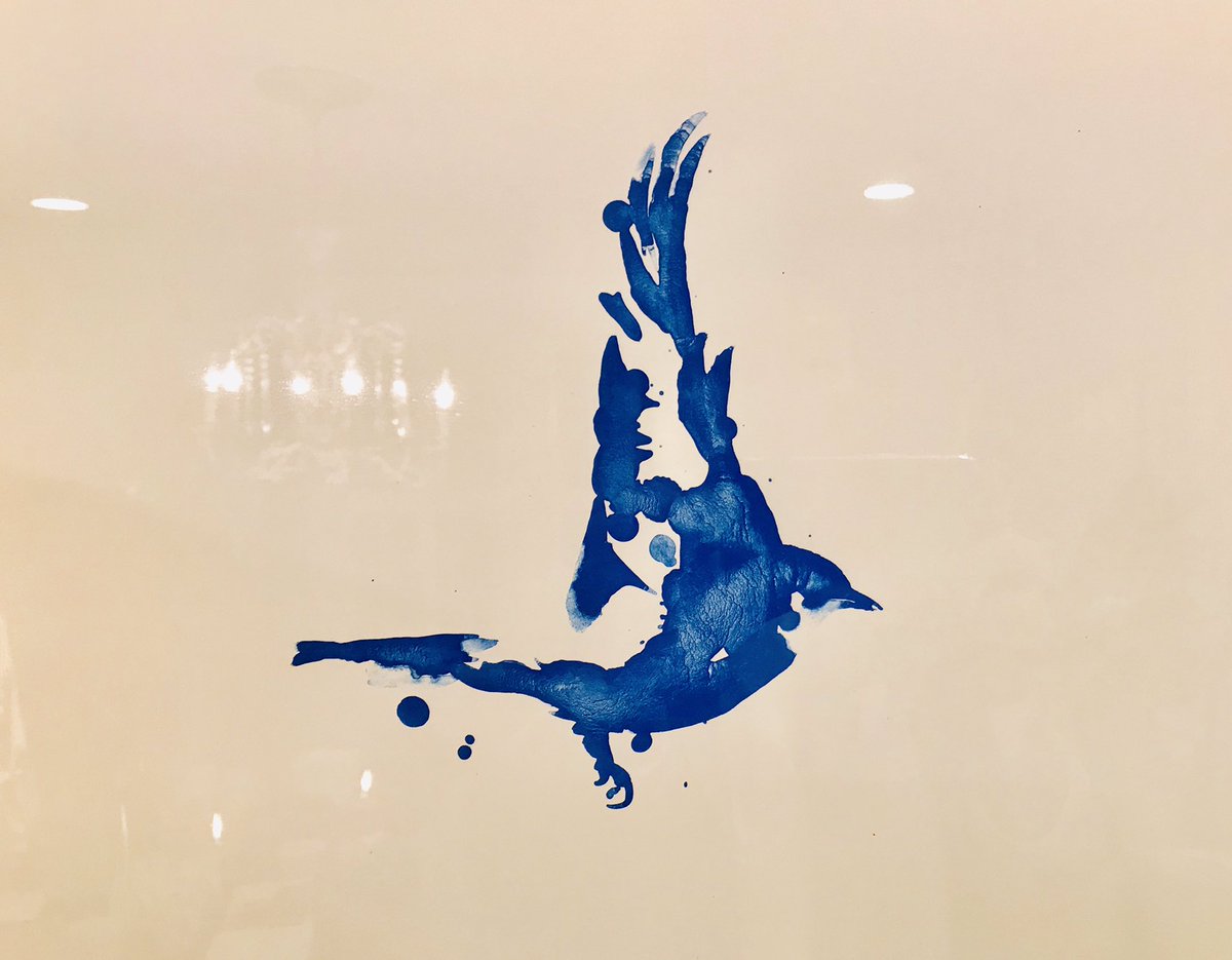 ナカムラクニオ 6次元 ロールシャッハテストのような絵だな とジッと眺めていると 青い鳥が飛んでいることに気がついた 発見とは何かを見つけることじゃなくて 新たな視点を持つことだ と誰かが言ってたのを思い出した 美しい作品です
