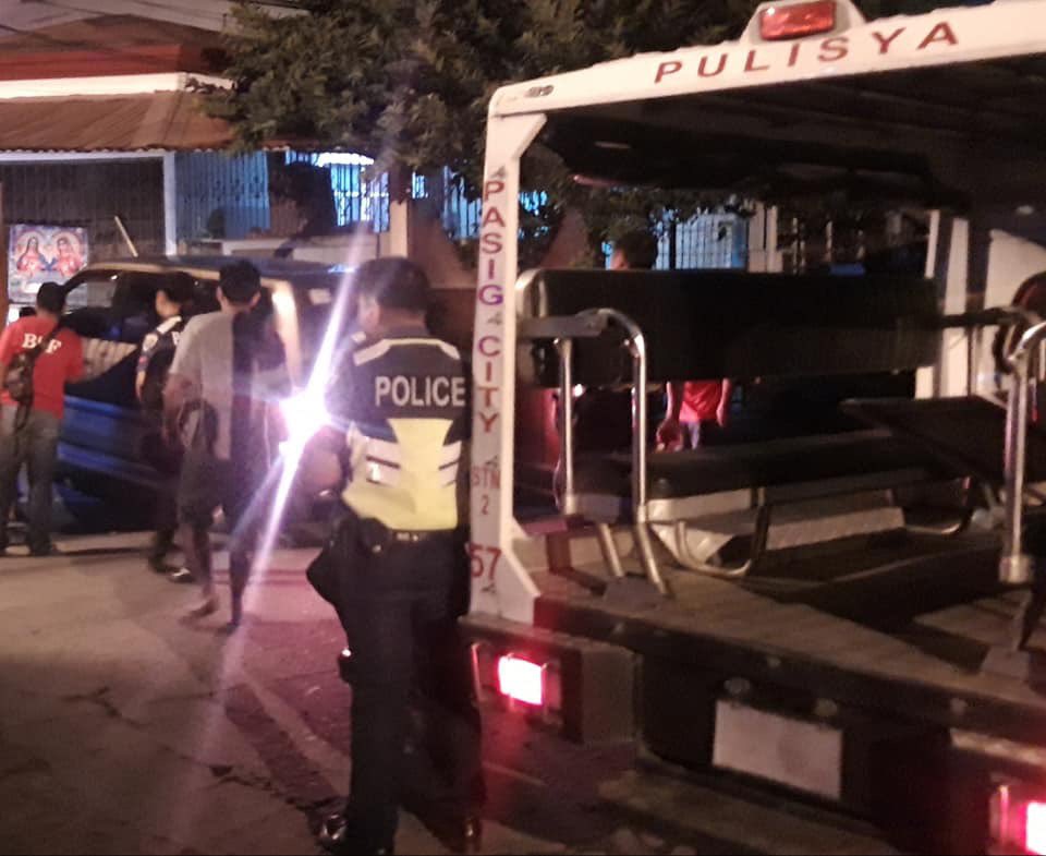 ABSCBNNews's tweet photo. HAPPY HALLOWEEN? Nirespondehan ng Pasig City Police ang ulat na may natagpuang chop-chop victim umano sa Barangay Sta. Lucia, na napag-alamang props lang pala para sa Halloween party na naiwan sa labas ng bahay. | via @zhandercayabyab; 📷: Kagawad Iric Balog https://t.co/hq4pQ5AwxJ