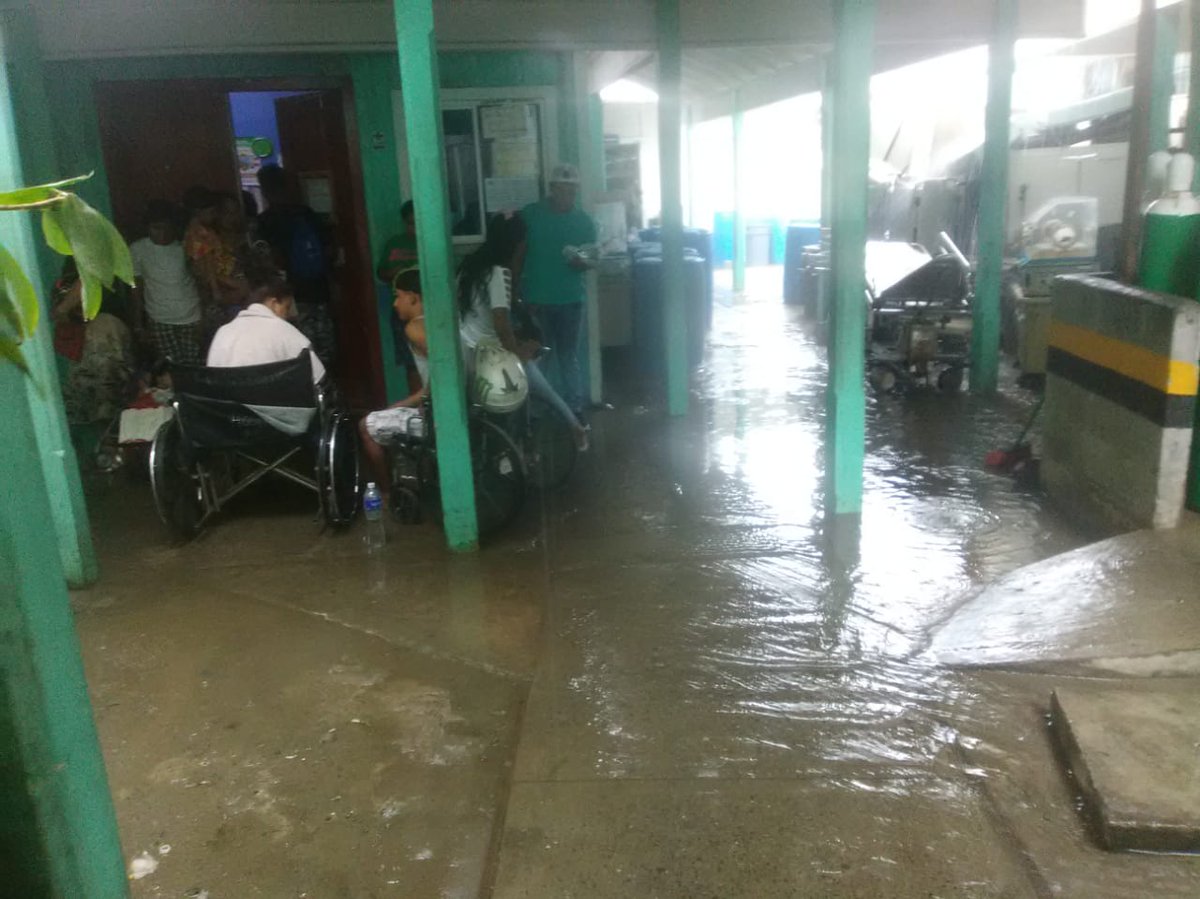 ClaroHable's tweet image. #RHC| Hospital público de Roatán se inunda nuevamente con una pequeña lluvia de 2 horas aproximadamente y no es la primera vez que pasa el Gobierno Central no hace nada al respeto