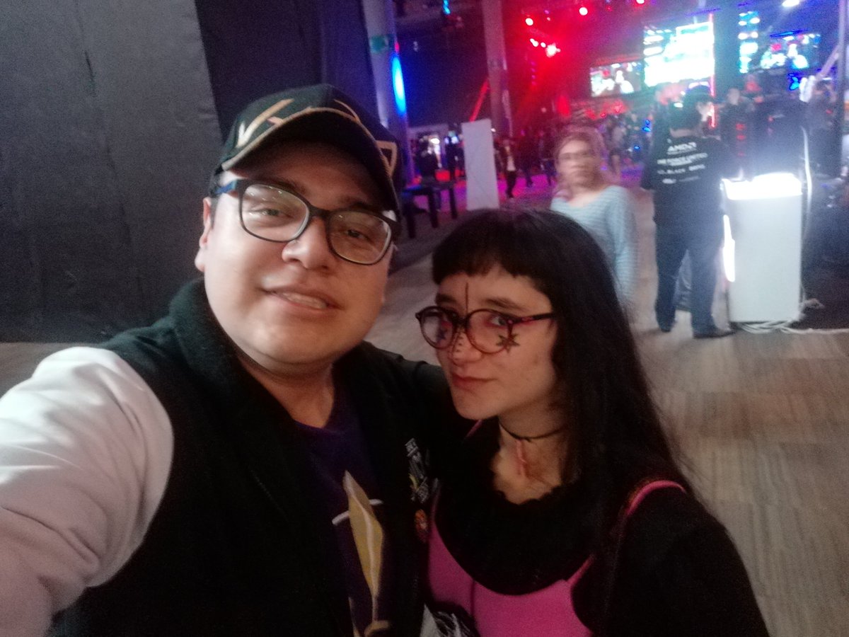 ShadowKniche's tweet photo. . Con @AmebaFeliz 😁

Ooh! Y ese puestito de mis favs, sus ilustraciones son hermosas! Asombrosa #Nanezilla https://t.co/wR7Ai9XZS4