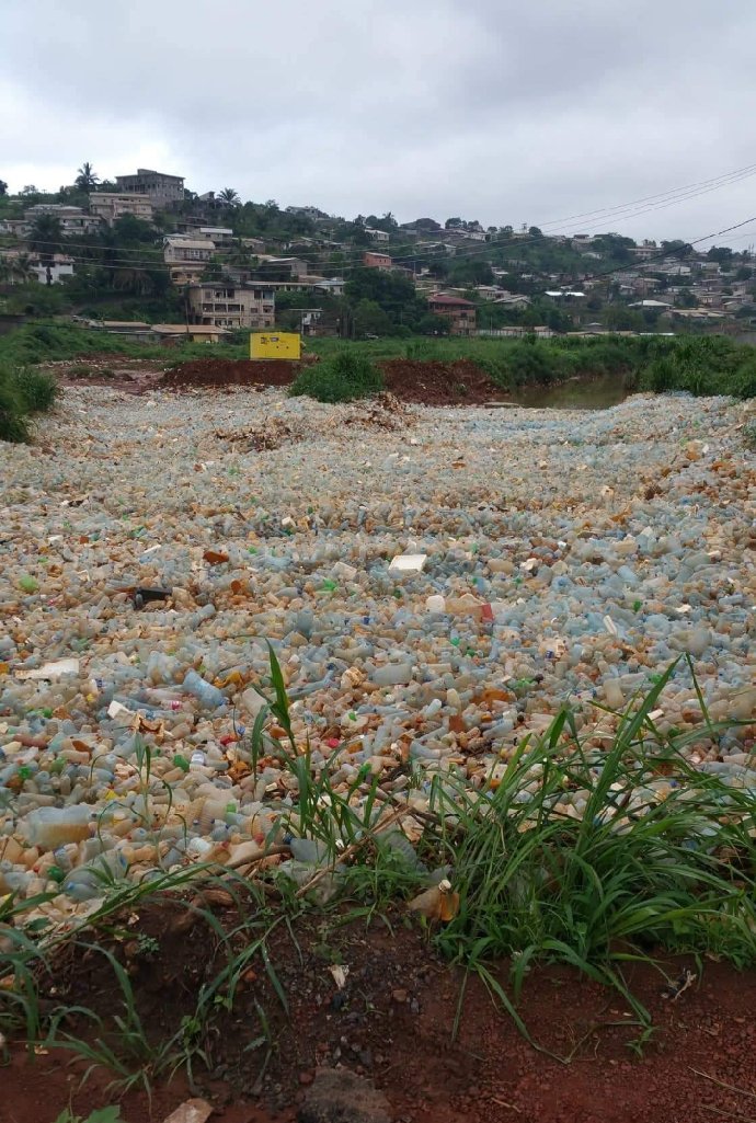 habitat_africa's tweet photo. Repurposing of waste plastic bottles PET into blocks units used for building construction purposes.
We are based in Yaoundé, Cameroon.
#reducereuserecycle
#uselesspackaging
#stopplaticpollution
@habitat_africa
@NchanjiNchanji https://t.co/0yvTB3Rqgy