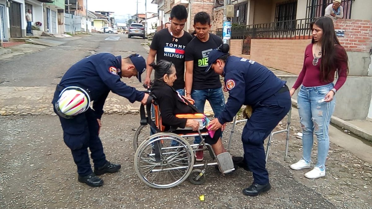 Bomberos Timbio presente en la zona de votación masiva, y dispuestos a prestar ayuda a quien lo necesite en este día tan importante para cada una de las regiones del país.
#EleccionesRegionales 
#voluntadysacrificio