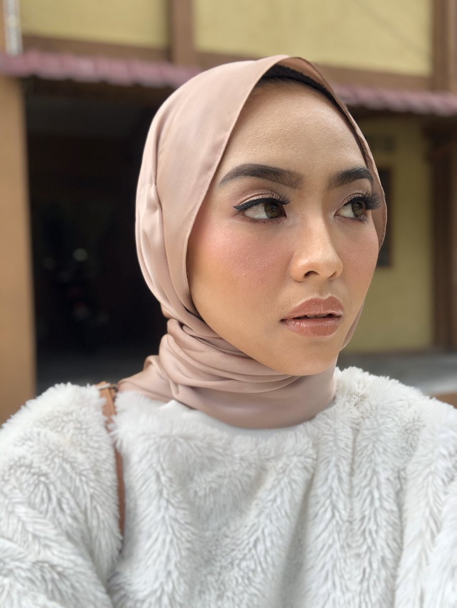 I’m taking UKM 47th Convocation Makeup Job! Slide through my DM or whatsApp me at 0102977379 ✨