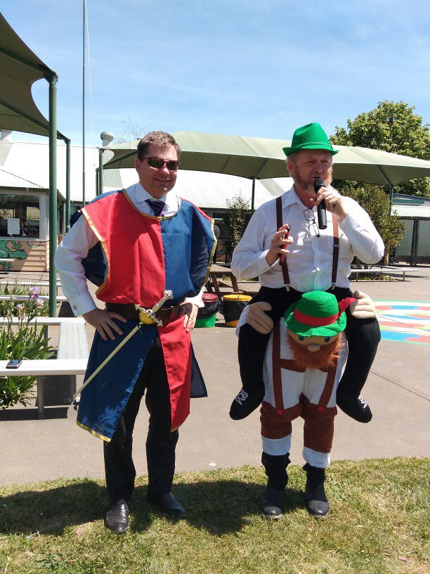 bradnhaz's tweet photo. When your DEL comes to visit on our Book Parade and Mythical Creatures Day. Thanks Keith Duran. #delegatepublicschool #greatplacetowork #LoveWhereYouWork @NSWEducation @mscott @dizdarm https://t.co/Q62aTNLi58