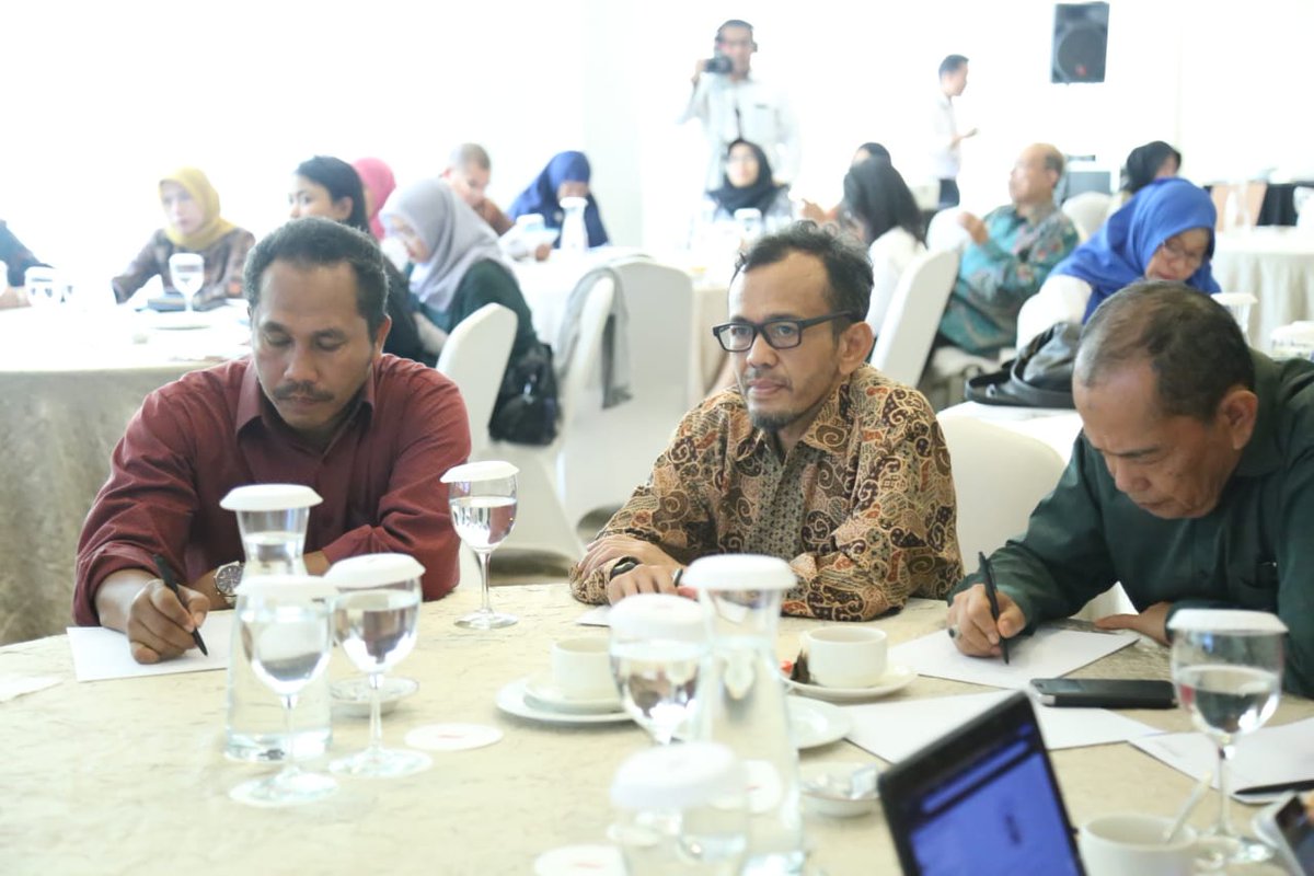 Hari ini <a href="/binapenta/">Binapenta & PKK</a> <a href="/KemnakerRI/">Kementerian Ketenagakerjaan RI</a> bekerja sama dengan ILO Indonesia, bekerjasama menyelenggarakan FGD mengenai komitmen bersama (Tripartit Plus Platform) dalam penguatan Pelindungan Pekerja Migran Nonprosedural serta peran Atase Ketenagakerjaan, di Jakarta, Senin, (28/10).