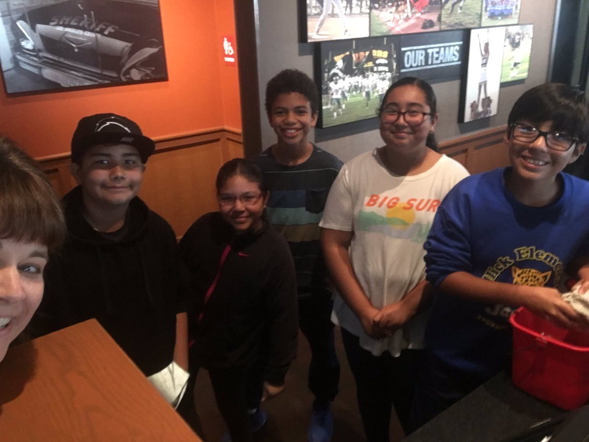 JellickBuck's tweet photo. Sat#8: @JellickJaguar 6th grade sts takeover our local @Applebees for a π₯#FlapjackFundraiser π₯supporting #OutdoorScienceSchool! π²Awesome to see them be so professional as hosts, servers & bussers. Manager Mike was proud to invite them back anytime! π https://t.co/BGilMyaL3L