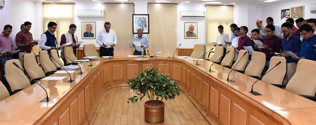 Secretary, Ministry of Information & Broadcasting, Shri Amit Khare administering the ‘Integrity Pledge’ to officials of the Ministry of Information and Broadcasting, on the occasion of the “Vigilance Awareness Week” in New Delhi.

#vigilanceweek2019  
#integritypledge