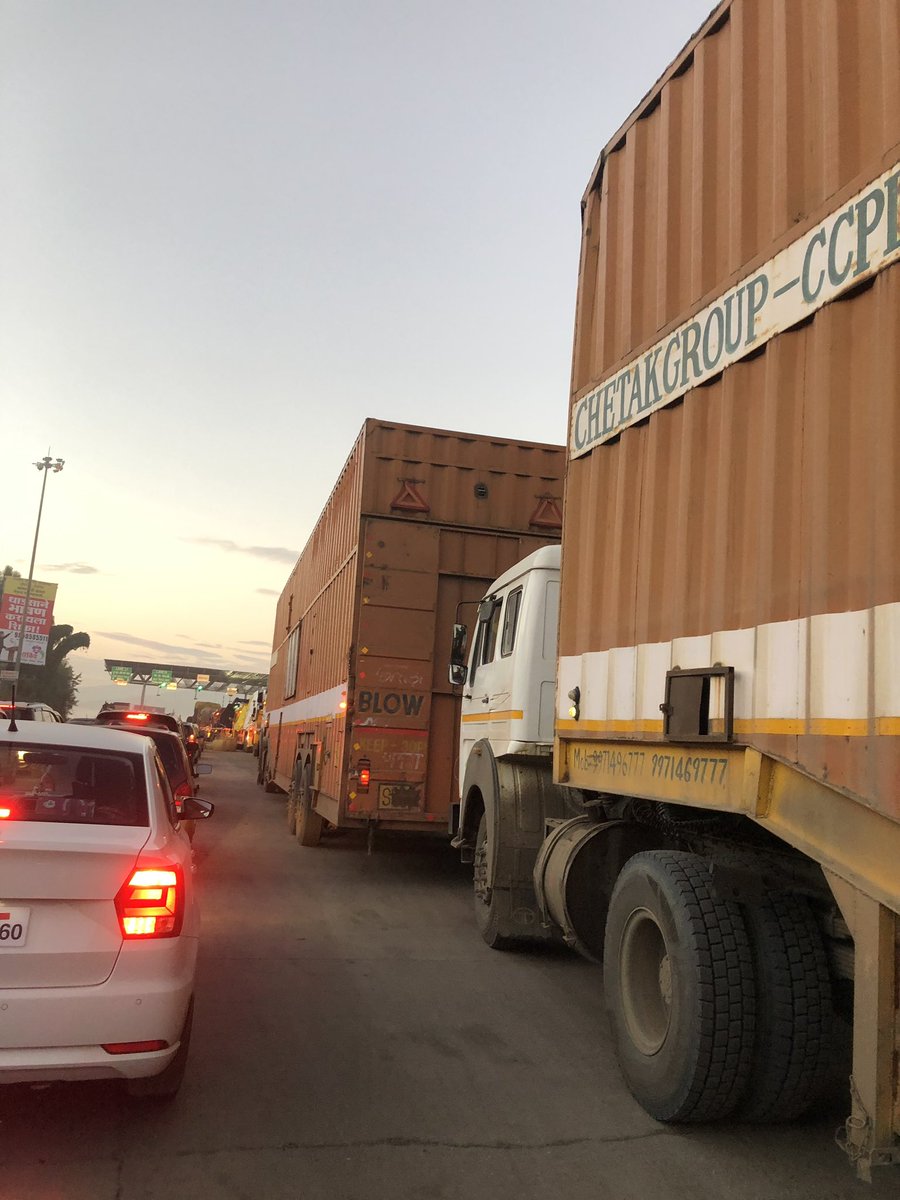 PradipS17355995's tweet image. @ChDadaPatil hope you have travelled recently from Pune to Kolhapur by road...is it a National highway? Shame...we have to spend lots of time on road and pay toll for road which doesn’t exist! @nitin_gadkari At 6 am in the morning today at Khed toll...