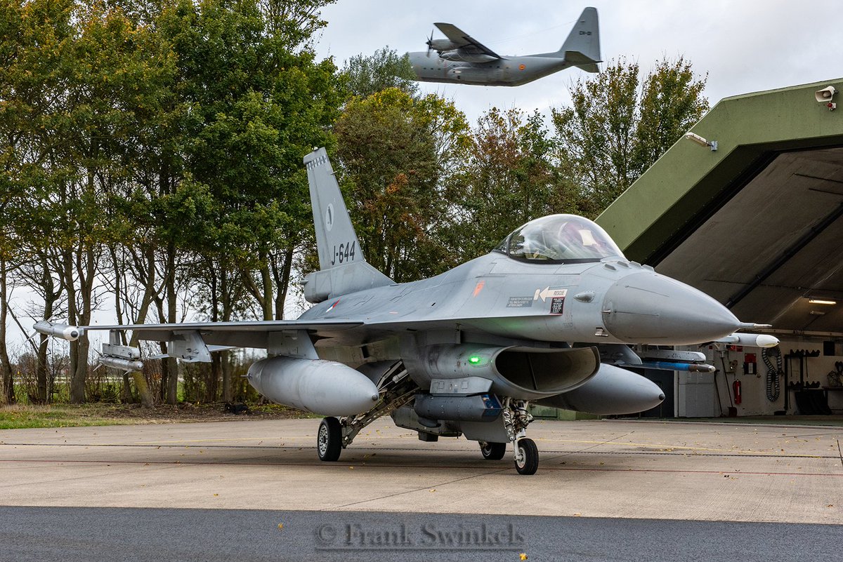 VlbLeeuwarden's tweet image. Laatste week eindexamens van #FWIT2019 en #TWIC! We vliegen deze week met 20-30 vliegtuigen. De eerste toestellen stijgen straks rond 0930 uur op vanaf baan 23. Noflike dei!