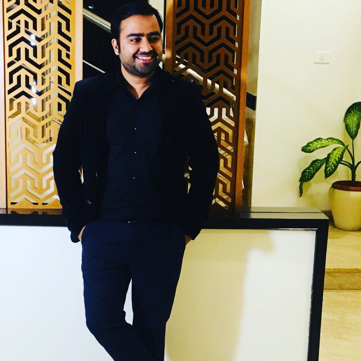 VocalVaseem's tweet photo. Simplify your life, Simplify your mind, Simplify your surroundings.

#VocalVaseem #VaseemAhmed #Singer #Performer https://t.co/CPt1L7hYcN