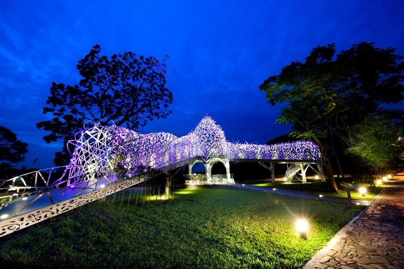 Taiwan_Today's tweet photo. An illuminated aluminum #Art installation is a spectacular sight in Lantan Scenic Area of southern #Taiwan's #Chiayi County. (Courtesy of Chiayi City Government) https://t.co/KfYOrJS0lX