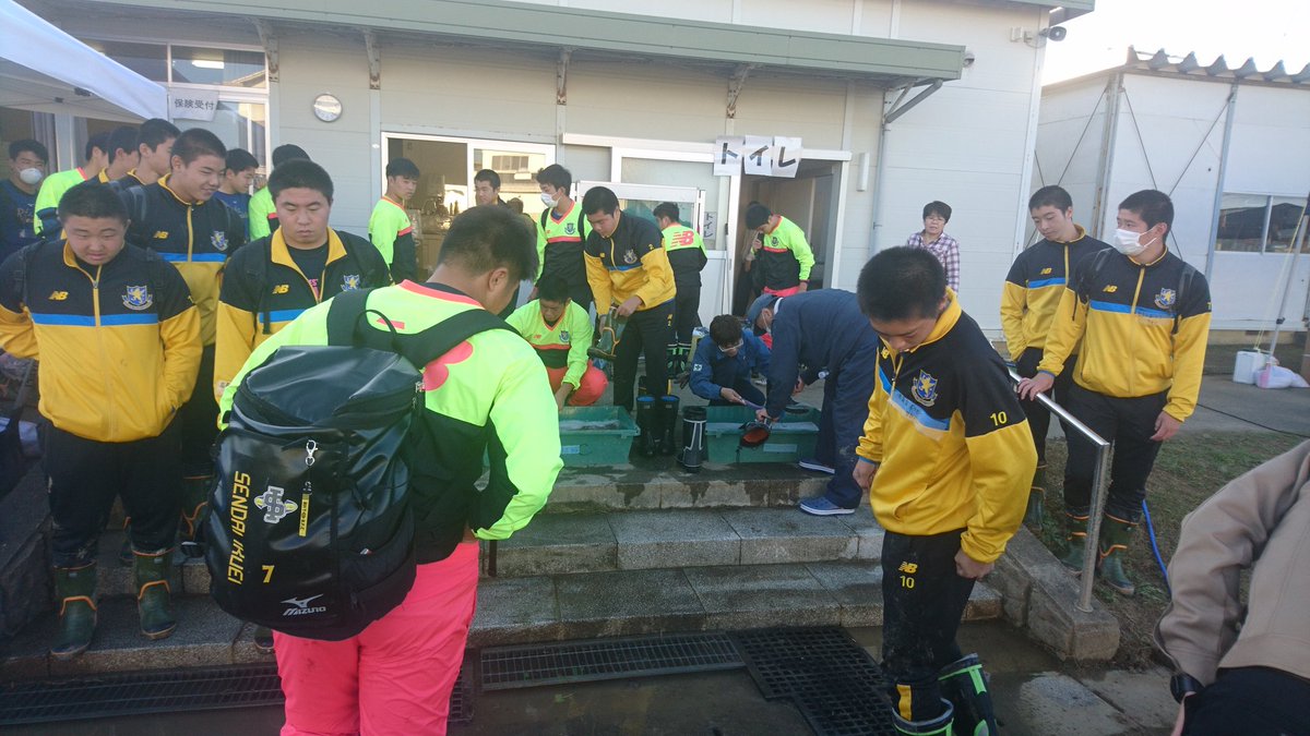 佐藤弘樹 宮城県大崎市議会議員 V Twitter 28日 月 大崎市災害ボランティアセンター 鹿島台サブセンター 個人40名 団体64名の計104名の皆様が参加 仙台育英高校ラグビー部49名も逞しい身体で一生懸命作業頂きました また 岩出山高校弓道部から1名で参加頂いた