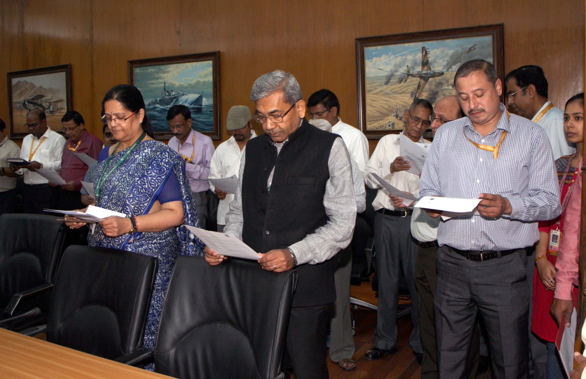 Secretary (Defence Finance) Smt @GargiKaul1
administering #IntegrityPledge to officers and staff of Ministry of Defence  to mark the beginning of #vigilanceweek2019 in New Delhi, today.