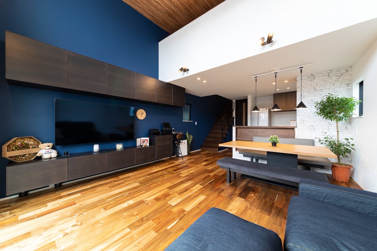 公式 Kaza Design ソリッドデザインの家 アカシアの無垢材と コンクリート調のフロアタイルを使用 階段手すりには スチールを用いて インダストリアルな空間となりました 中二階仕様の建物の為 高天井からのハイサイドライトが室内をより明るく