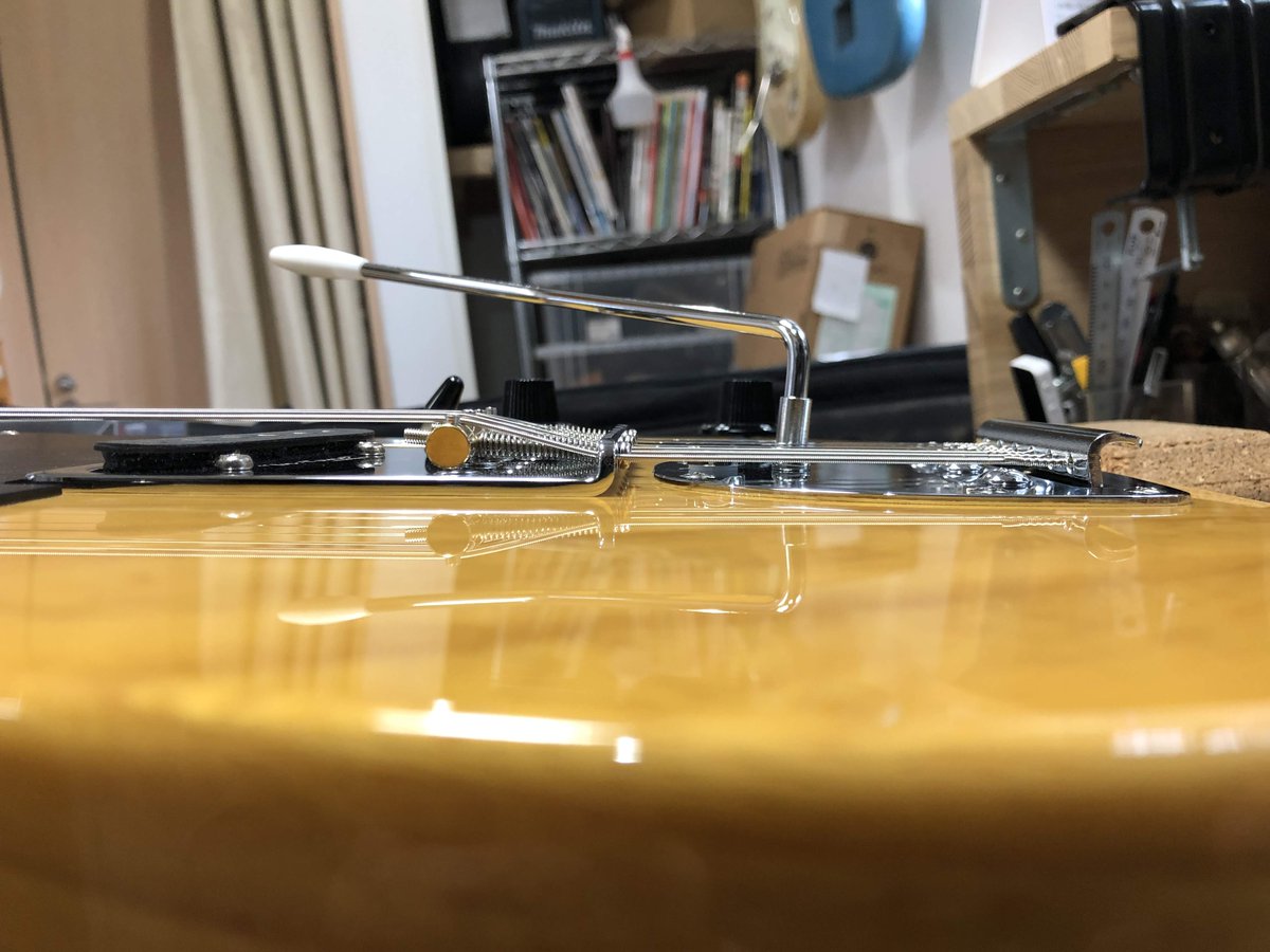 ボディトップに大胆なザグリを加えたテレキャスターには、ジャガーなど