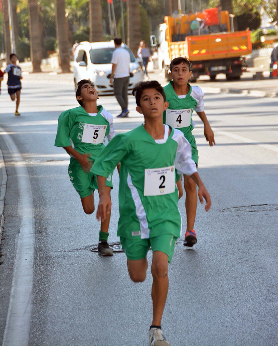 CUMHURİYET AŞKINA KOŞTULAR
Denizli’de Cumhuriyetin 96. yıl dönümü düzenlenen turnuvalarla kutlanıyor. Farklı branşlarda yapılan turnuvaların yanı sıra Atletizm Yol Koşusu’nda sporcular Cumhuriyet için yarıştı. bit.ly/2piuDHH