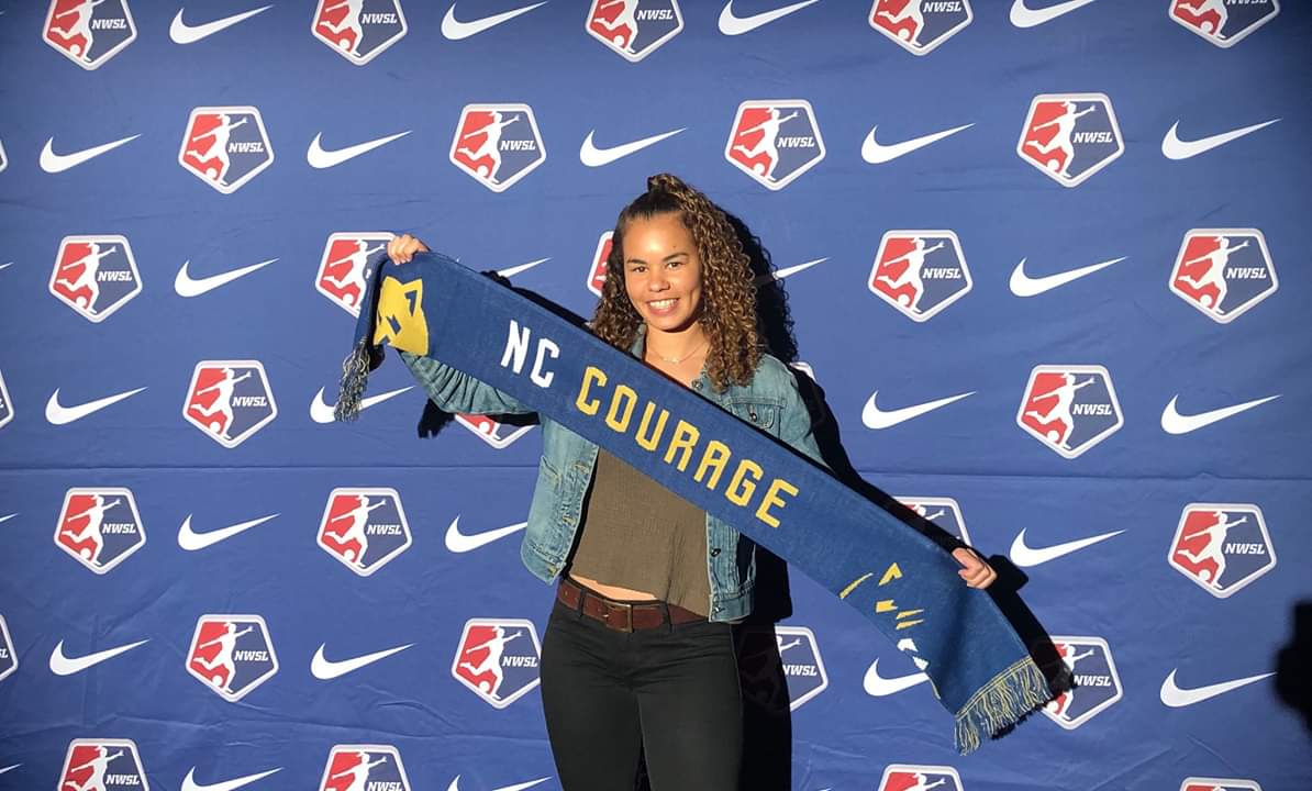 Futbol2Minicano's tweet photo. Les presento a la dominicana🇩🇴 @harbisonhailey jugadora del club  @TheNCCourage y que juega en la máxima categoría del fútbol profesional femenino la @NWSL en USA.
Su Club es el actual campeón de la Liga
Habirson de padre norte américano y madre Dominicana 🇩🇴

Scout:@Mrmelec https://t.co/cNpdOqbeHN
