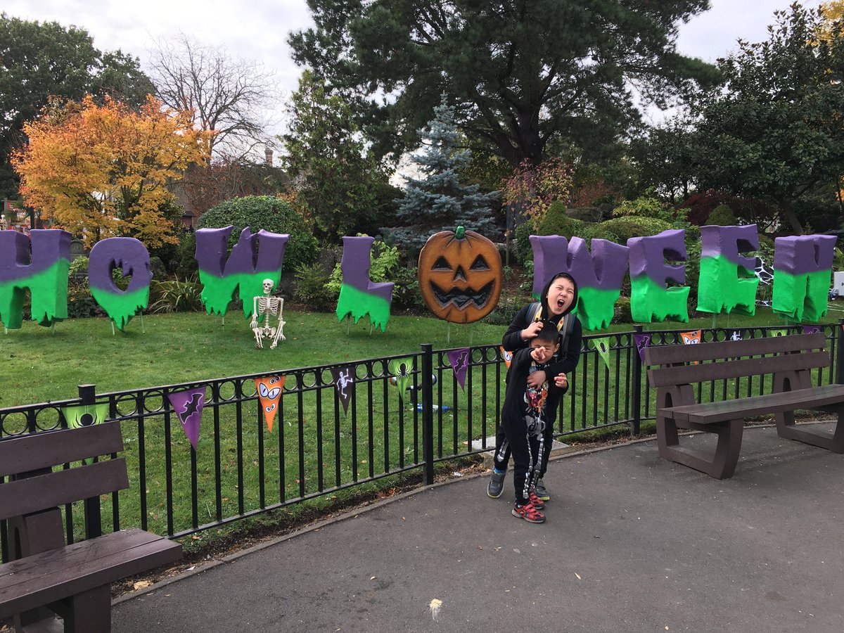 gvolution's tweet image. The boys are having a ghoulish time ⁦@CWOA⁩ #howloween #chessington