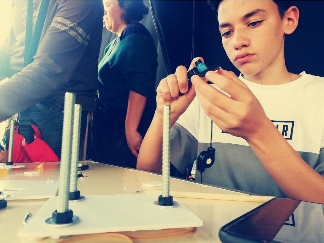 imvectech's tweet photo. Imágenes del taller de construcción de microscopios de ayer en la Festa de la Ciencia de #Barcelona. Para peques a partir de 11 años y alguno de 9 😊
#CommunityMicroscope https://t.co/a5CUak5NYS