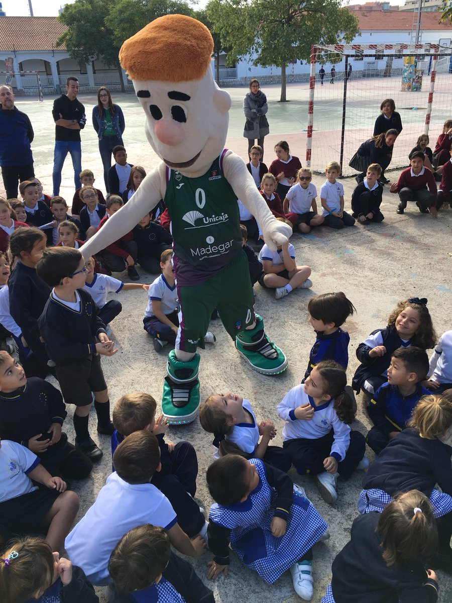 Uživatel Ave María Málaga na „Nuestro alumnado de Infantil y Primaria ha esta mañana la visita de Chicui, la histórica mascota del Unicaja y la mejor de la Liga Endesa. @