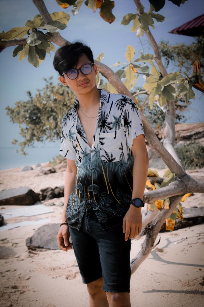 Menatapnya Dari kejauhan