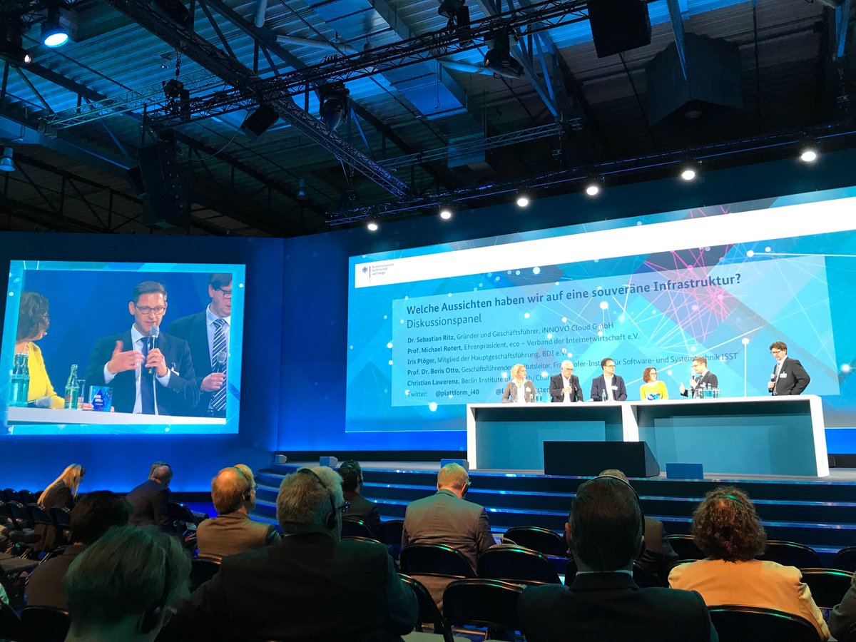 HPI_digitalblog's tweet image. Wie funktioniert eine faire #Datenökonomie? Prof. @DrBorisOtto, Leiter @FraunhoferISST, sieht den Staat in der Pflicht: Dieser sollte die Rahmenbedingungen für eine #digitaleSelbstbestimmung schaffen. #dataprivacy  #Digitalgipfel19