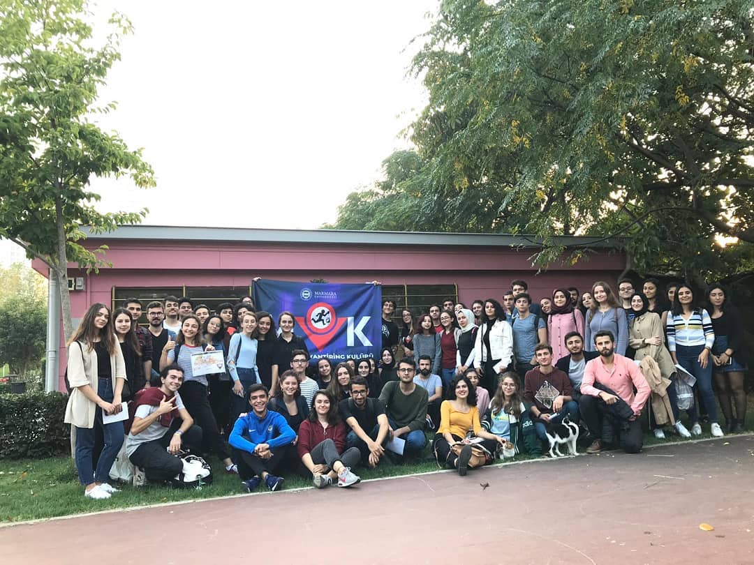 M U H T E Ş E M!
Haritalı oryantiring eğitimimizi tamamladık. Rekor bir katılım gerçekleşti. Marmara Oryantiring Kulübü olarak her geçen gün kocaman bir aile oluyoruz. İyi ki varsınız ❤️🏃‍♀️🏅🏃‍♂️ <a href="/MarmaraIsletme/">MÜ İşletme Fakültesi</a> @marmaraunv <a href="/erolozvar/">Erol Özvar</a> #MarmaraÜniversitesi #TimeToChange #Oryantiring