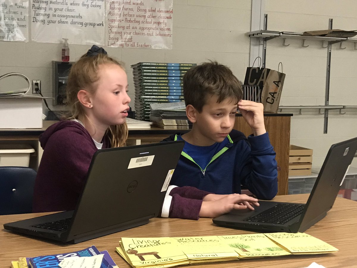 BarbaraJDaly's tweet photo. Students teaching students technology tricks to enhance presentations #spottedatLOW @LowesIslandElem https://t.co/uHisegaEFB
