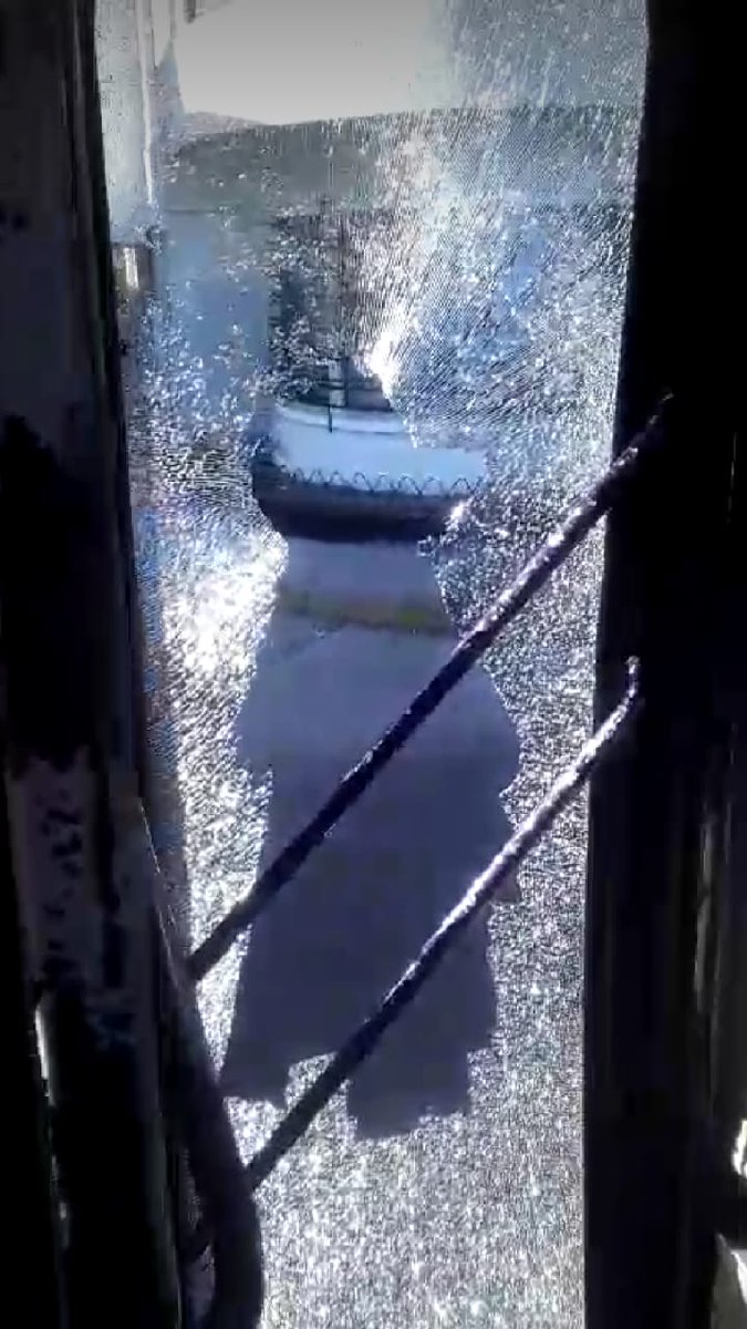 NoticiasValpoEx's tweet photo. #Valparaíso 

Microbuses apdreadedos, al menos 1 lesionado y garitas prácticamente llenas de máquinas paralizadas es el saldo del llamado a paralización del transporte público. https://t.co/4bwoWelmaB