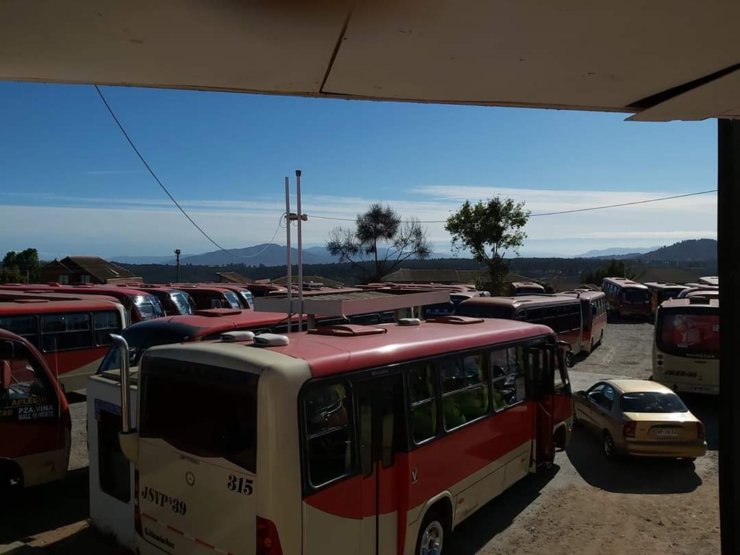 NoticiasValpoEx's tweet photo. #Valparaíso 

Microbuses apdreadedos, al menos 1 lesionado y garitas prácticamente llenas de máquinas paralizadas es el saldo del llamado a paralización del transporte público. https://t.co/4bwoWelmaB