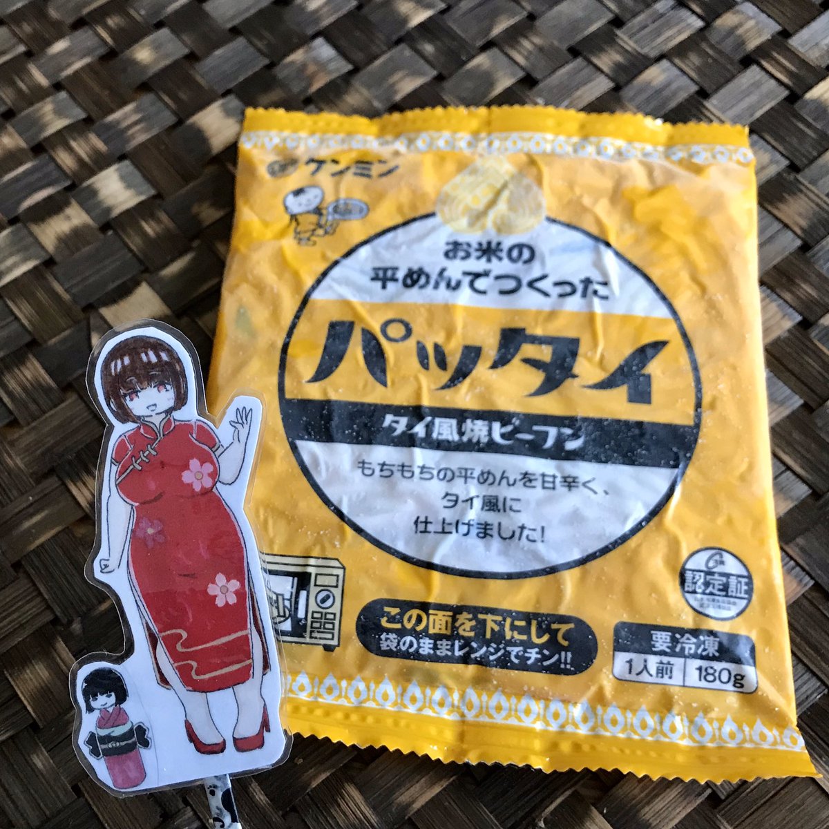 めい 小腹が空いちゃって ケンミン食品 パッタイ タイ風焼ビーフン レンジで手軽に美味しい本格パッタイが楽しめちゃうの 魚醤の旨味 麺の絶妙な歯応えが食欲をそそります ちっちゃな桜海老ちゃん お野菜がイイ仕事してるの お好みでパクチーを