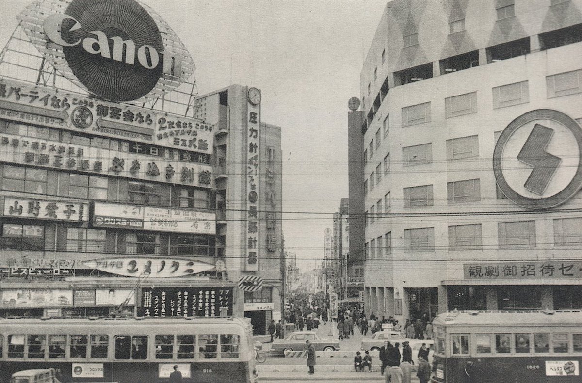 米澤光司 Beのぶ 昭和史探偵 Auf Twitter 昭和30年代後半 40年代前半の大阪千日前 左がアシベ劇場 右が火事で有名になった 千日デパートです この時代だと 現役で覚えてる人もいるのではないでしょうか 写真が語る大阪史