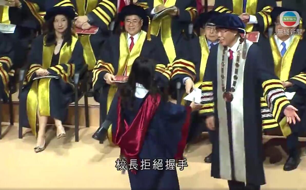 takungwenwei_hk's tweet photo. 【這才是大學校長！】香港理工大學昨日舉行畢業禮，有畢業生上臺領受學位時戴上口罩，理大校長滕錦光拒絕與口罩學生握手。滕錦光校長這一做法，值得支持和叫好，特別是在中文大學校長段崇智發出「盲撐」暴亂學生的聲明之後。https://t.co/4BbZn85ggz https://t.co/ETnAr2C43S