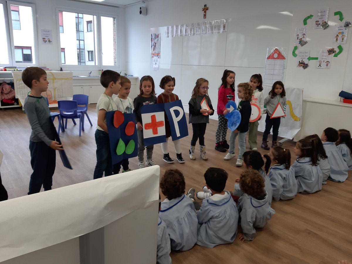 JesuitakDonosti's tweet photo. Asteazkenean HH2ko ikasleak 1. mailara etorri ziren #seinaleak ikastera. Abestu, zirkuitoan parte hartu, domina bat egin eta hainbat galdera erantzun zituzten. Oso dibertigarria!
---
El miércoles el alumnado de 2º de Infantil vino a Primaria a aprender las #señales de #tráfico. https://t.co/QEukU7b0wk