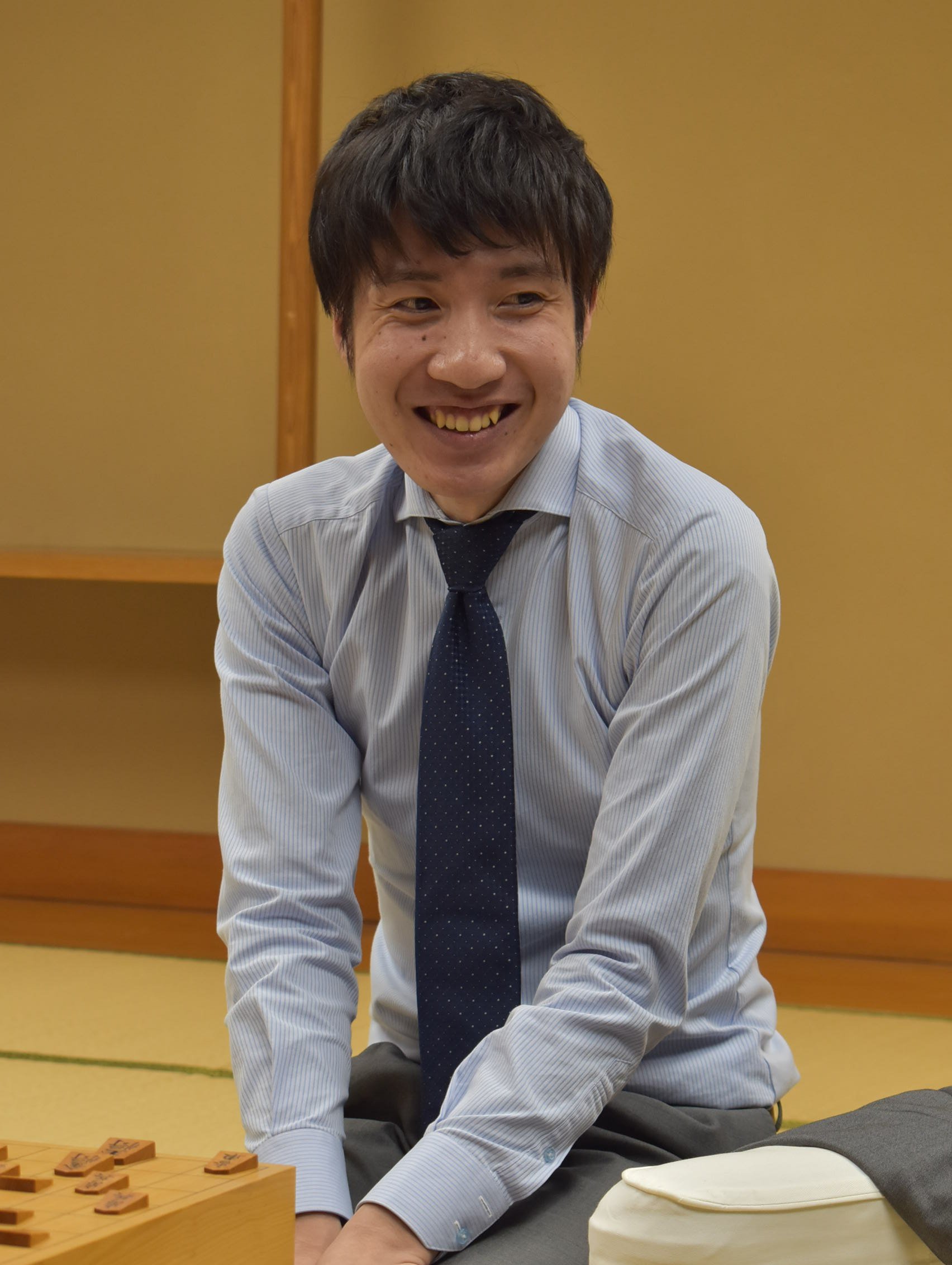 تويتر 朝日新聞将棋取材班 على تويتر 耕 第50期新人王戦三番勝負の第３局が28日に行われ 高野智史四段が増田康宏六段に99手で勝ち シリーズ２勝１敗で初優勝しました 木村一基王位門下で 師匠の初タイトルと同時期に新人王となりました T Co Mstpm6fono