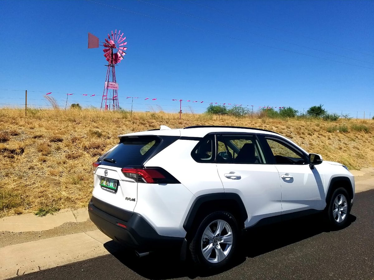 Ek moes net stop en eers 'n kiekie neem...

Hierdie windpop, buite Theunissen, is pragtig pienk geverf ter ondersteuning van Borskankermaand-fenominale inisiatief!

#journey #sightseeing #roadTrip #breastcancerawareness  #TOYOTA #lovemyjob #localislekker #mzansi #SouthAfrica