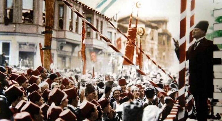 "Efendiler, yarın Cumhuriyet'i ilan edeceğiz!"

#YaşasınCumhuriyet 🇹🇷