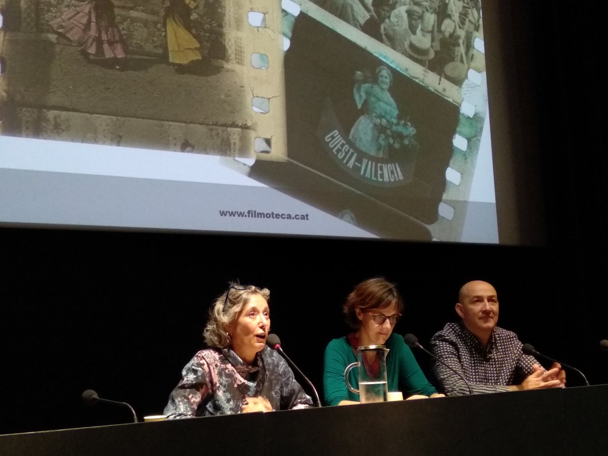 filmotecacat's tweet photo. Mariona Bruzzo i Rosa Cardona del #2CR de @filmotecacat i Daniel Sánchez Salas de @urjc donen la benvinguda als assistents a les jornades "Projectem el passat" que reuneix filmoteques de tot l'estat per documentar i compartir cinema rodat a Espanya entre 1896 i 1910
#Projectem https://t.co/H9eDeuKRgb
