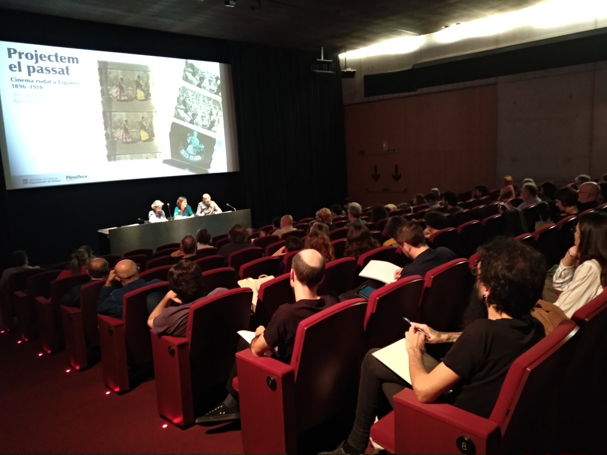 filmotecacat's tweet photo. Mariona Bruzzo i Rosa Cardona del #2CR de @filmotecacat i Daniel Sánchez Salas de @urjc donen la benvinguda als assistents a les jornades "Projectem el passat" que reuneix filmoteques de tot l'estat per documentar i compartir cinema rodat a Espanya entre 1896 i 1910
#Projectem https://t.co/H9eDeuKRgb