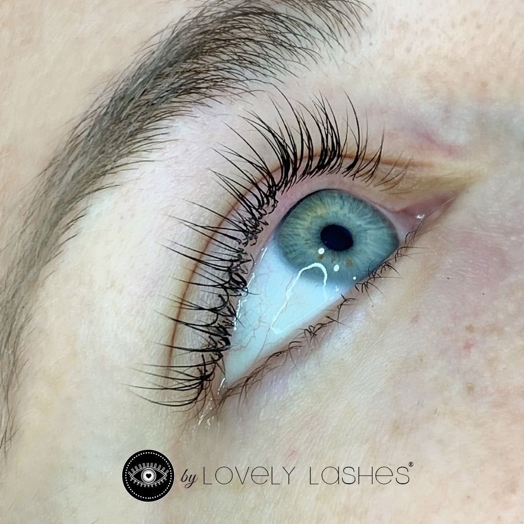 💥La colocación de extensiones de pestañas se realiza adhiriendo una extensión hecha a base de fibra de seda, utilizando nuestro adhesivo #Lovelylashes😍, un pegamento que no supone ningún riesgo para la salud de nuestros ojos 😍