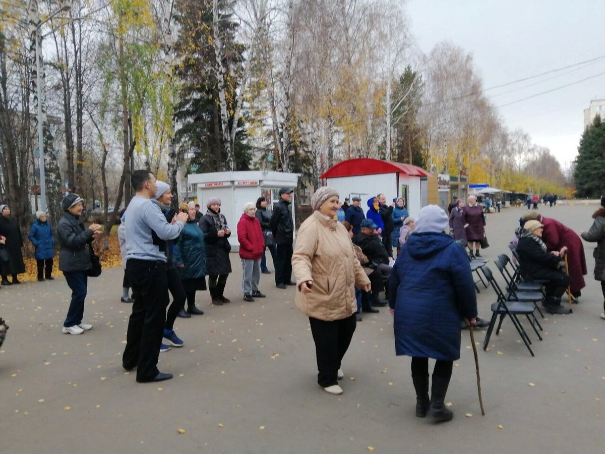 Депутат Ульяновской городской Думы Анатолий Васильев вместе с жителями своего округа принял участие в проекте «Народная песня», который проходил сегодня на алее Врача Михайлова! Пели все! #ЕР73 #народнаяпесня