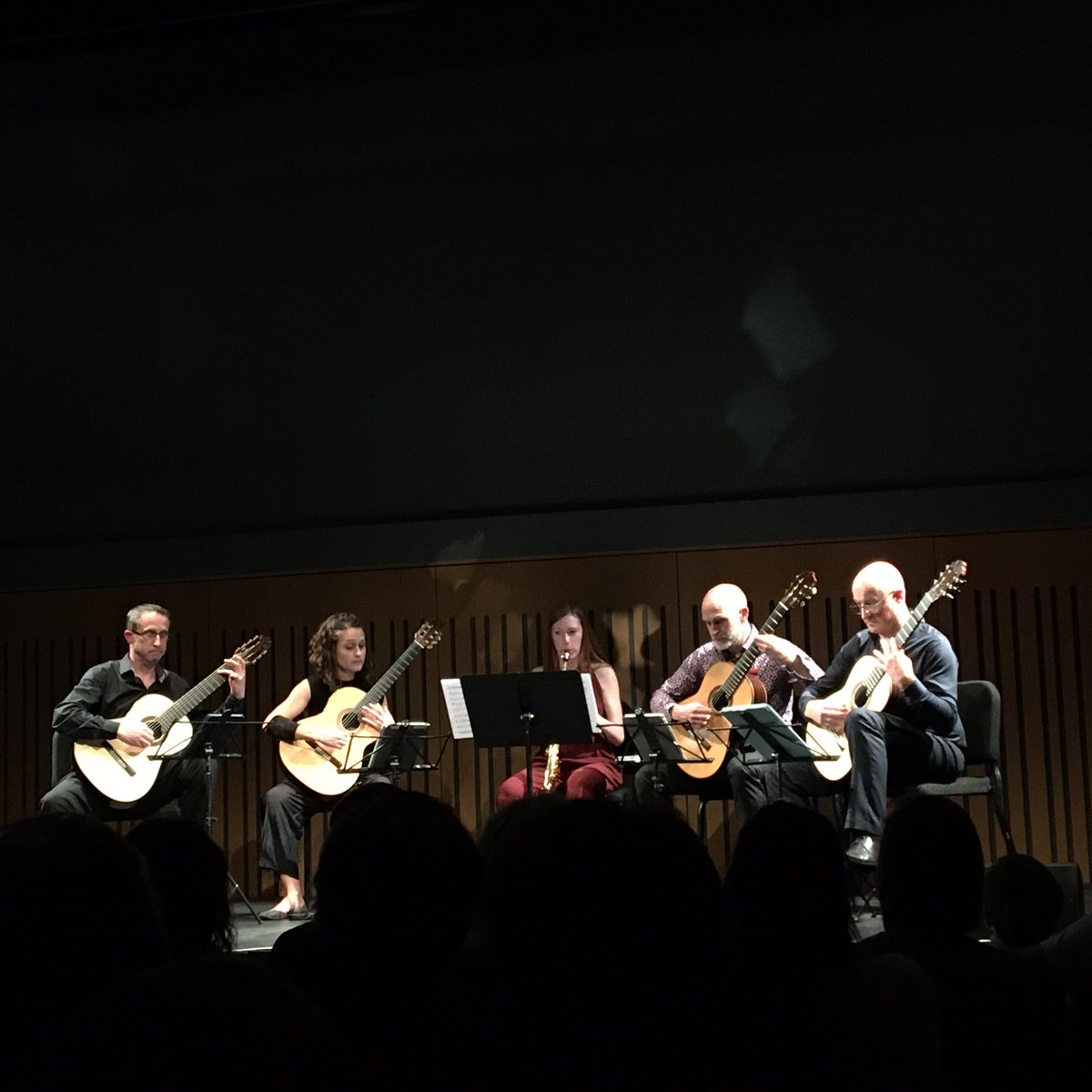 Such a pleasure to share the stage with the amazing @VIDAGQ again last night at @KingsPlace playing the wonderful Light Perpetuum by @lsnowdenguitar thanks to @TheIGF for having me 🎉 #venusunwrapped #lightperpetuum #saxophone #sopranosax #guitar #chambemusic #kingsplace